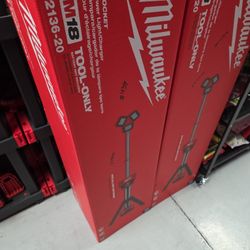 Milwaukee
M18 18-Volt Lithium-Ion Cordless 6,000 Lumens Rocket Dual Power Tower Light with Charger (Tool-Only)