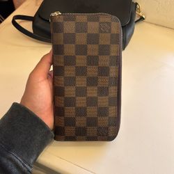 LV Wallet Women’s 
