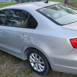 2011 Volkswagen Jetta 4-cylinders Good In Gas Low Miles