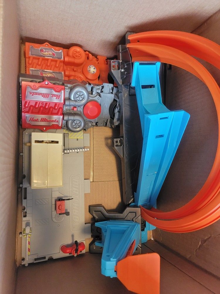 Lot Of HOT WHEELS/MATCHBOX TRACKS/BUILDINGS