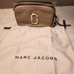 The Marc Jacob snapshot crossbody bag  with  strap