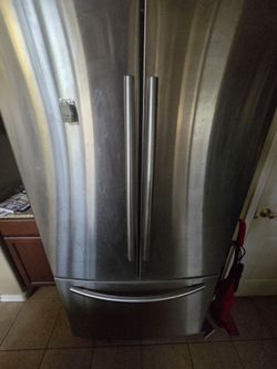Samsung Fridge 2 door MOVING SALE BEST OFFER