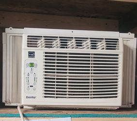 window Air Conditioning unit 
(6000 BTU) ,,,