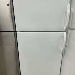 White 18 Cubic Foot Refrigerator 