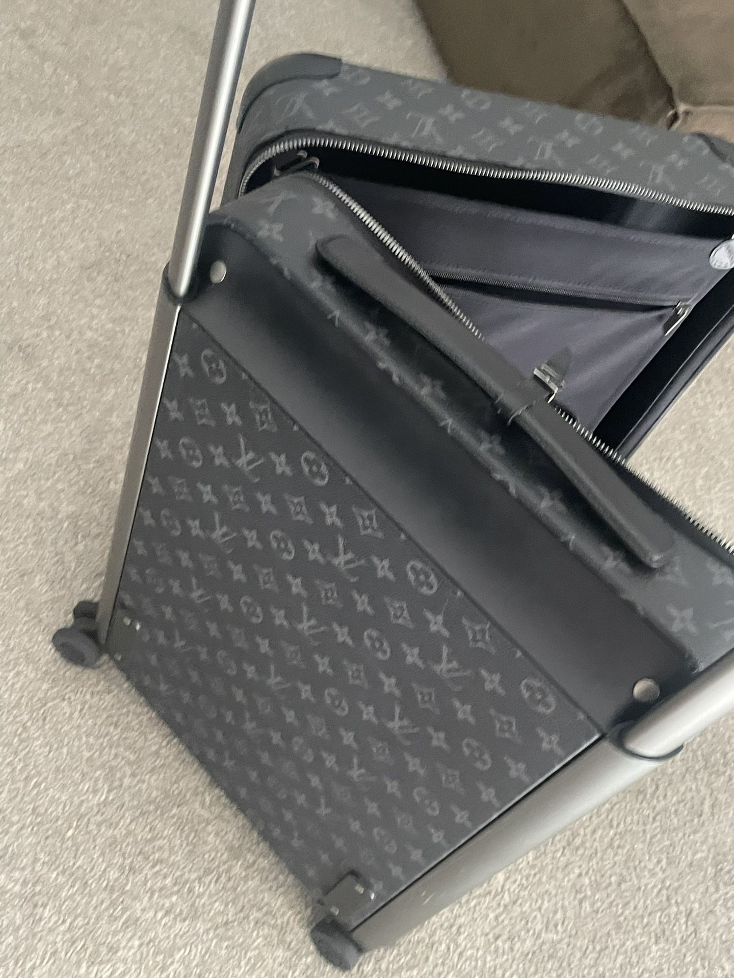 LV  Louis Vuitton  Authentic Genuine, Receipts, Tags, Suitcase, Horizon, 55 Luggage, Carry-On, Roller Bag, Eclipse, Black, Gray Man, Unisex 