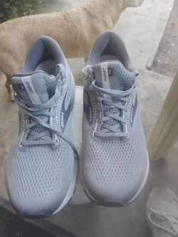 Brooks 14 ghosts tennis shoes size 13