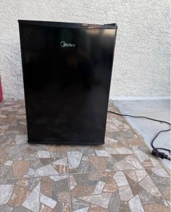Midea Black Mini Refrigerator – Compact Fridge
