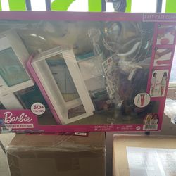 Barbie Fast Cast Clinic. Barley Used Missing One Crutch  Has Everythin Else   