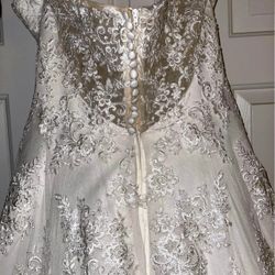 Brand new DaVinci wedding dress for sale. (NEVER WORN OR ALTERED)