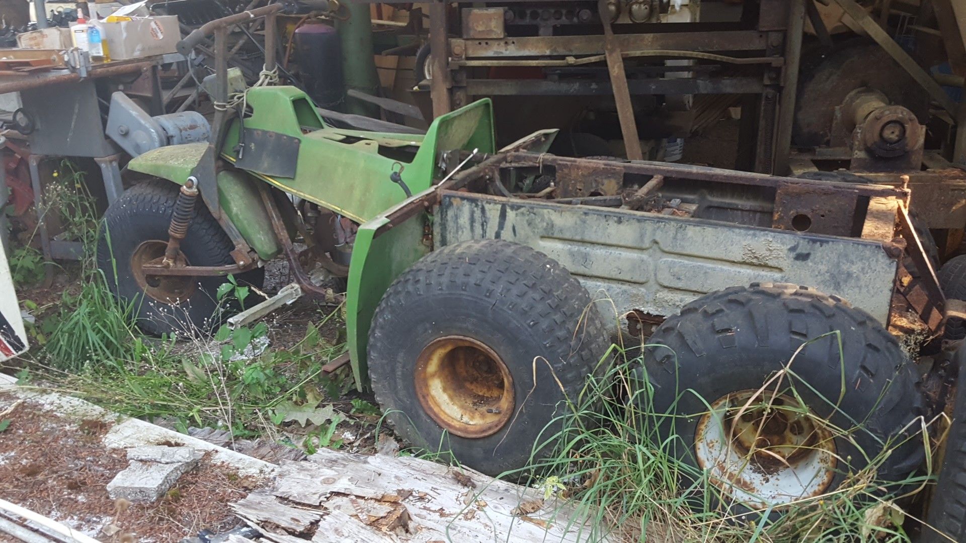 JD John Deere 5 wheel gator. w/kawasaki engine and dump box.