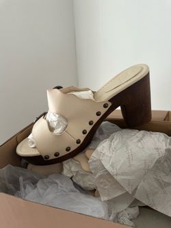Beautiful beige shoes size 10