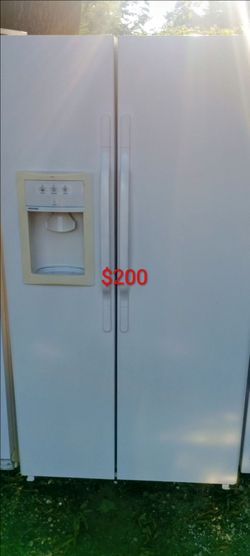 Very nice GE Hotpoint side by side fridge awesome 👊🏻💪🏻👍🏻