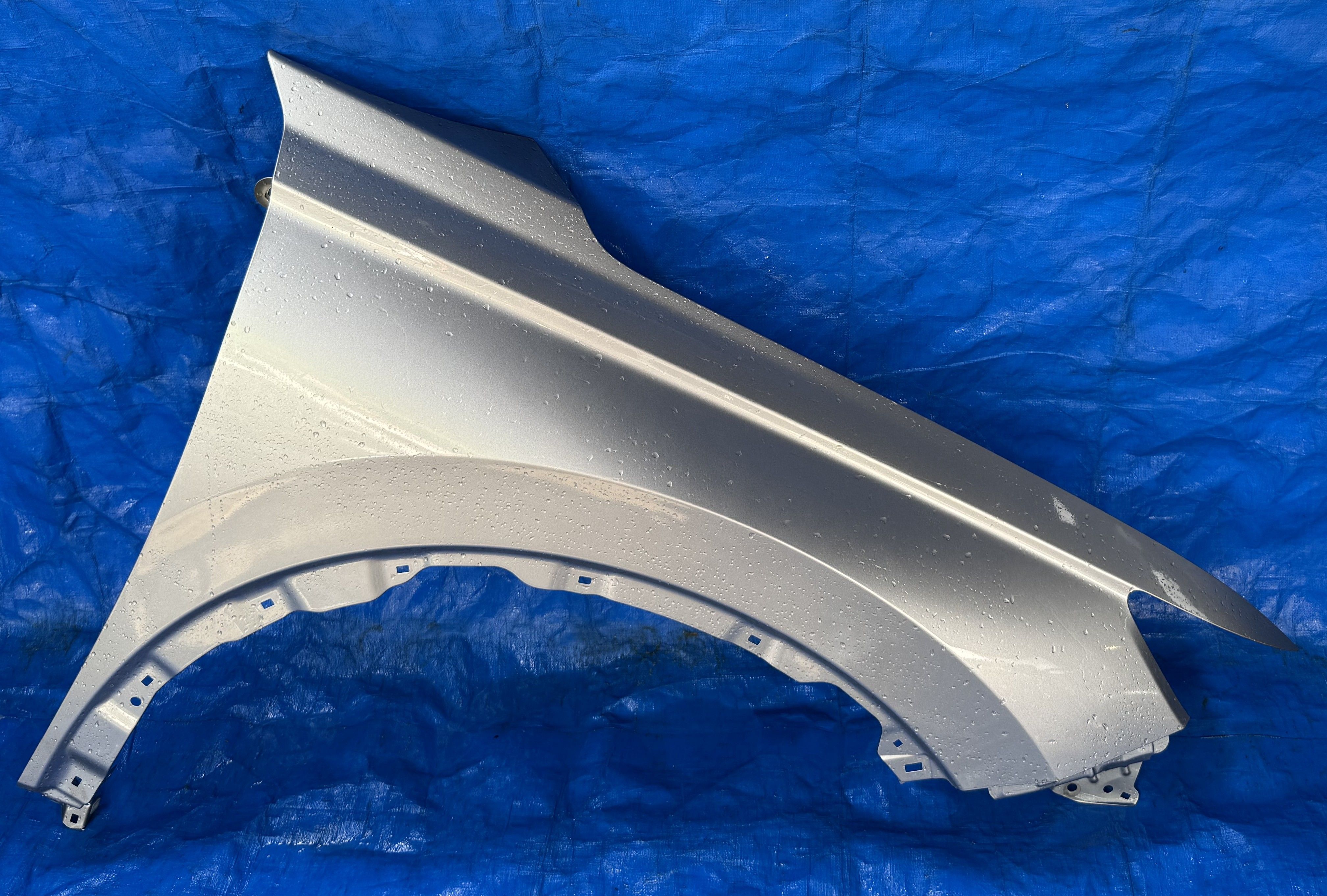 HONDA CR-V RIGHT PASSENGER SIDE FENDER ASSEMBLY SILVER (NH830M) 23-25