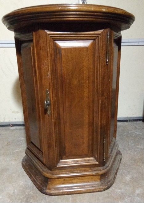 Round-ish Wood End Side Table w/Storage