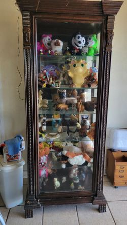 CURIO CABINET SELLING FOR ROOMMATE ONLY CABINET