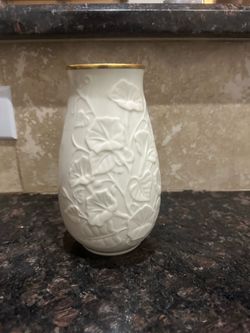 Vintage Lenox Ivory & 24k Gold trim bud case flower pattern morning glory 7”