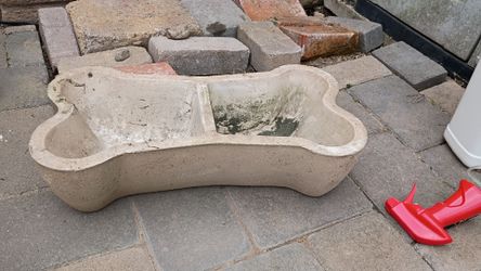 Outdoor dog bowl