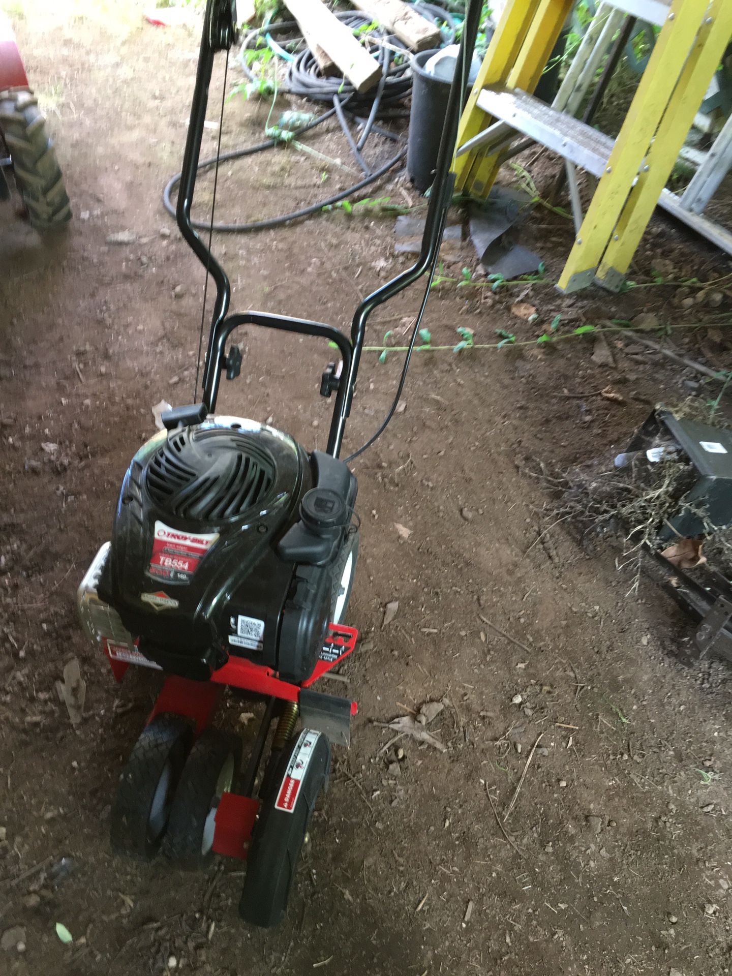 TroyBill TB554 (9”) 140 cc Triple Blade Gas Lawn Edger for Sale in