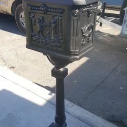 Victoria mail box is aluminum