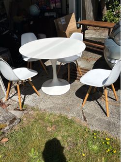 Round table & 4 chairs
