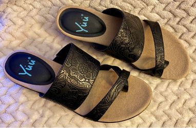 Like new! 8.5 Medium 2”Platform Black Sandal