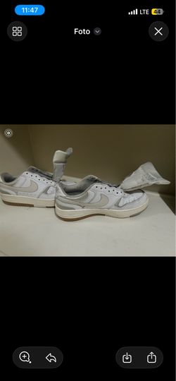 White Nike unisex Nikes  size 9.5