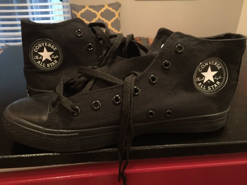 "NEW" converse sneakers