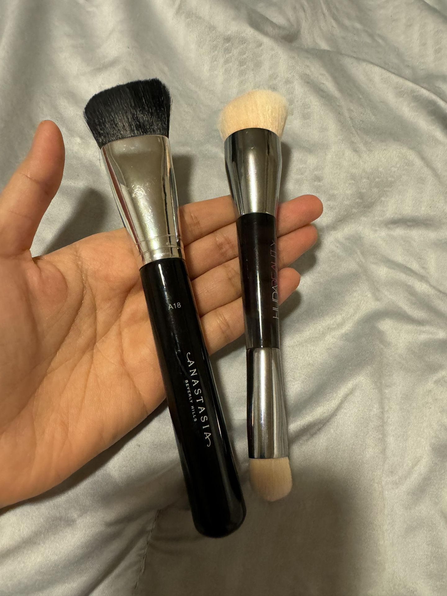 Makeup Brushes (2pcs)