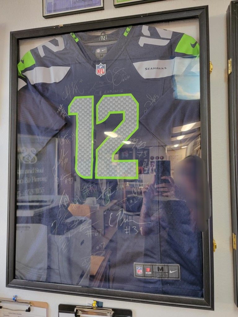 Autographed Seahawks Jersey RUSSEL WILSON And 18 Other Players!