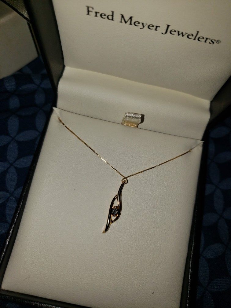 10 KT GOLD WOMENS NECKLACE