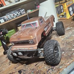 TRAXXAS 11/10 RUSTLER ARMA OUTCAST SHELL ON TOP, JUST NEEDS NEW BATTERY