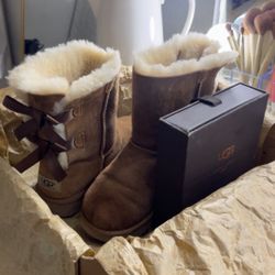 UGG Bailey Bows Size 4Y