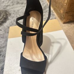 New in box size 8 black 8 heels, very ELEGANT 