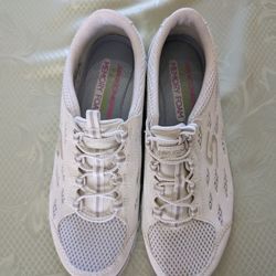 Sketchers Tennis Shoes