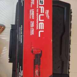 MILWAUKEE  MULTI- TOOL (TOOL ONLY)$100 PRECIO FIRME. 