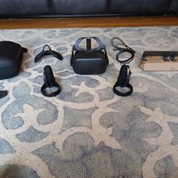 Oculus Quest 1 headset w/extra accessories 