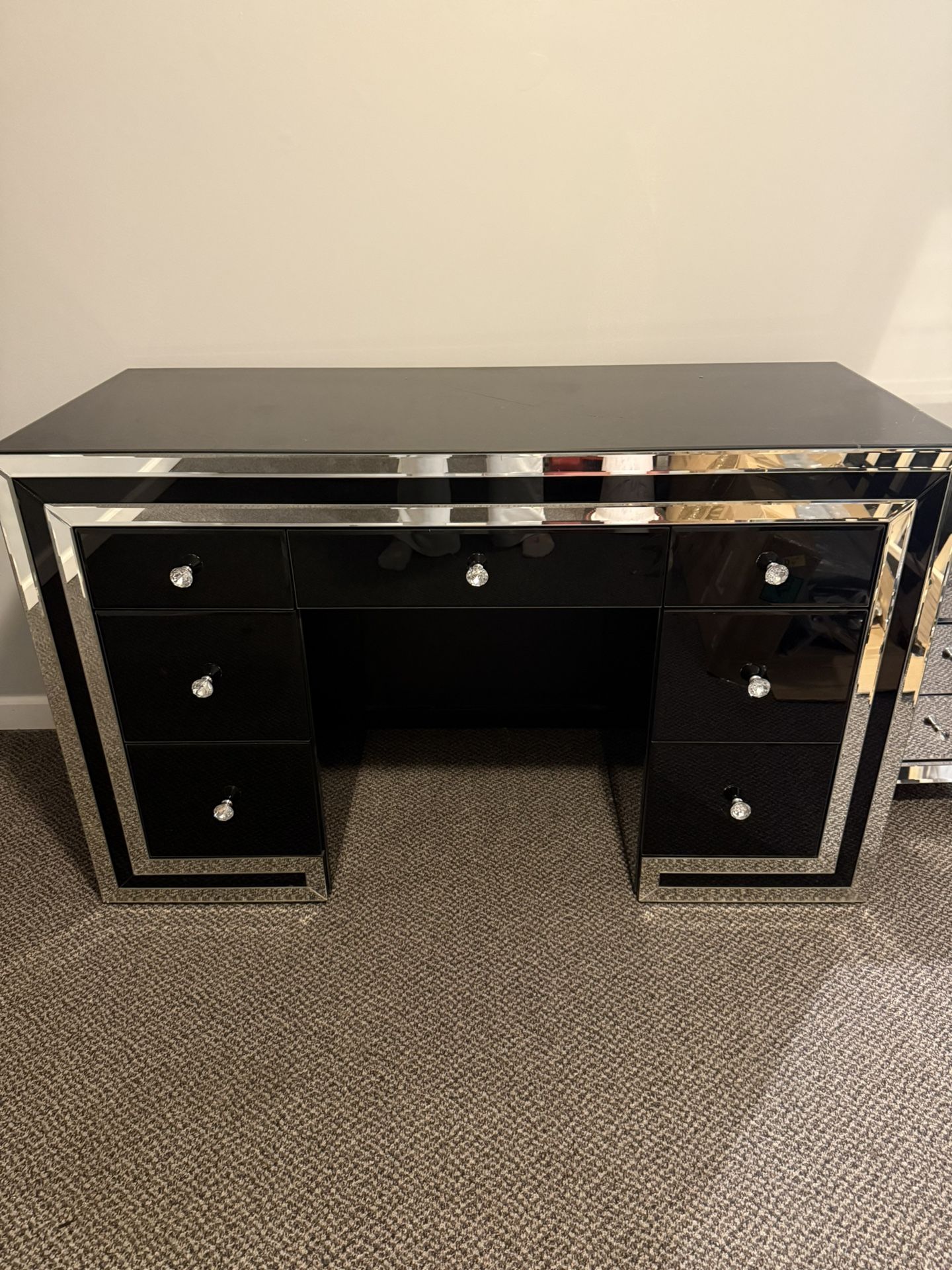 ✨ High-End Glam Vanity — Mirrored Trim, Crystal Knobs