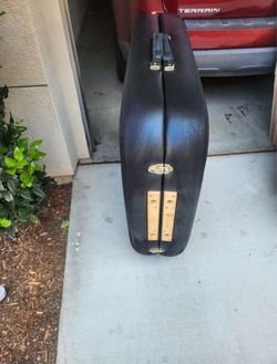 Earthlite Massage Table and Carry Bag