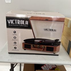 Victoria Bluetooth Turntable New Damage Box 