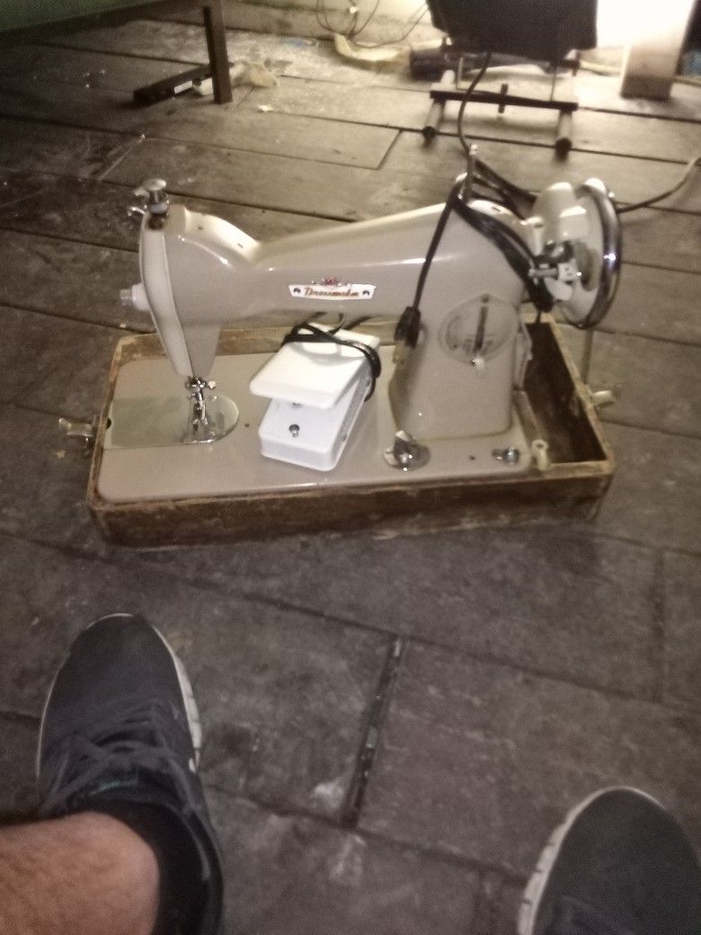 Vintage 1930 /1940s Sewing And Embroidery Machine 