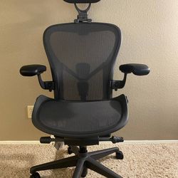 Herman Miller Remastered Aeron Size C with headrest