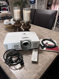 Acer H5380BD DLP Projector + Screen Projector
