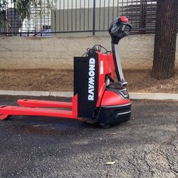 2017 Raymond Pallet Jack