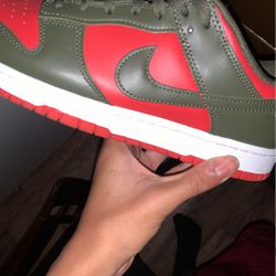 Nike Dunks Low Red N Dark Green Size 10.5
