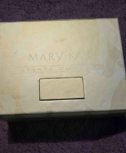 Mary Kay Scents of Style Gift Box