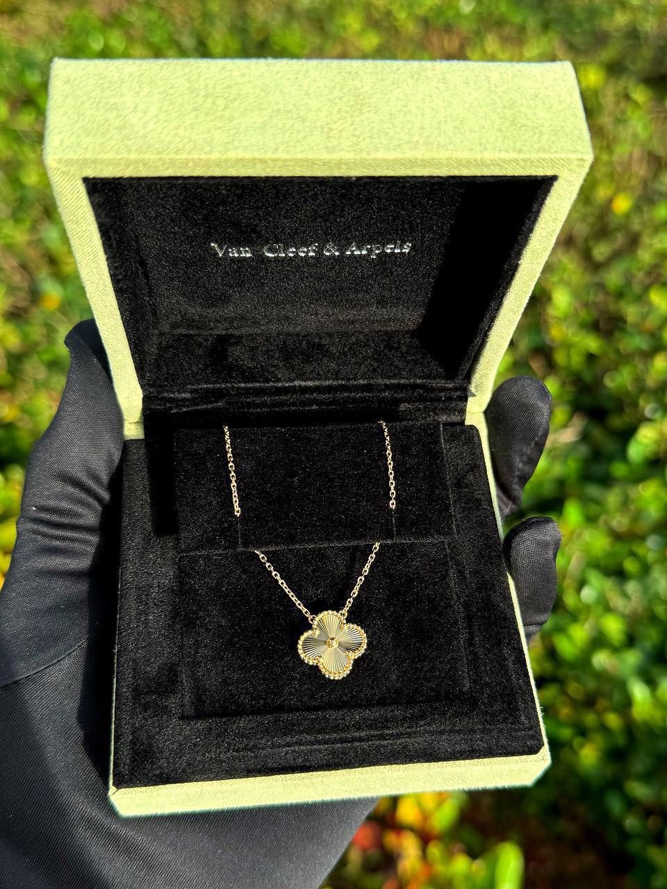 18k yellow gold Van cleef style Alhambra clover shape necklace