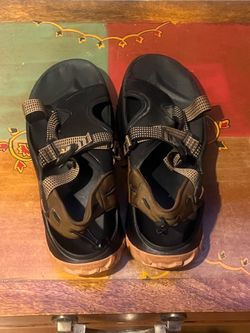 Women’s Nike ACG Air Deschutz Sandals