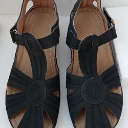 Women's Comfort Wedge Closed Toe  Hook and Loop Soft Soled Sandals Size 10 NWOT