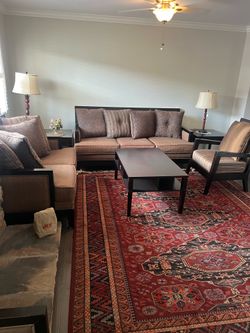Living room set 2 lamps and 3 piece coffee table.