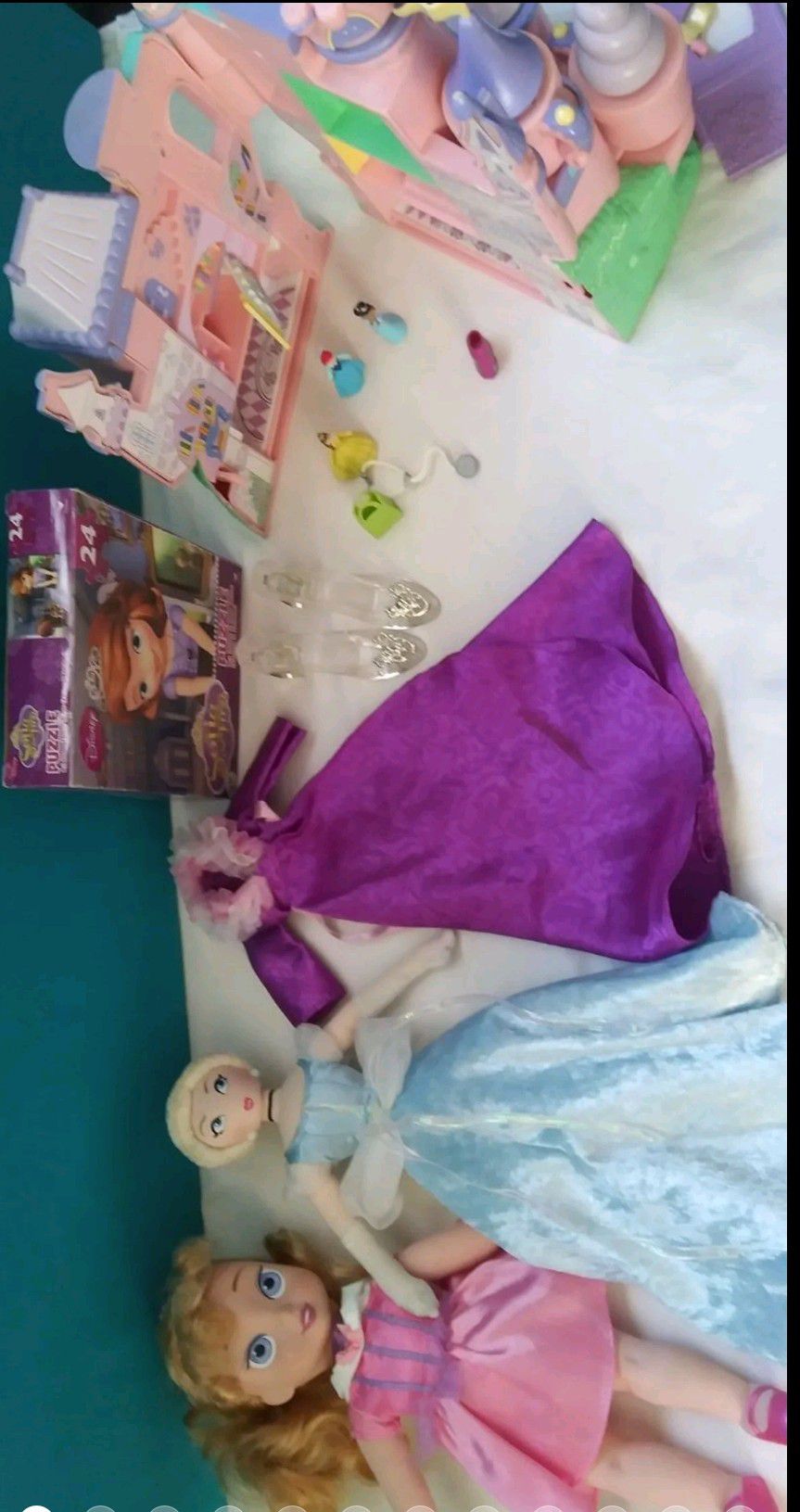  Cinderella's play Castle,
A 14" Plush Cinderella doll,
A Disney doll by Playmates.
 Xtra purple dress
3 Miniature princesses
Cinderella glass slipper